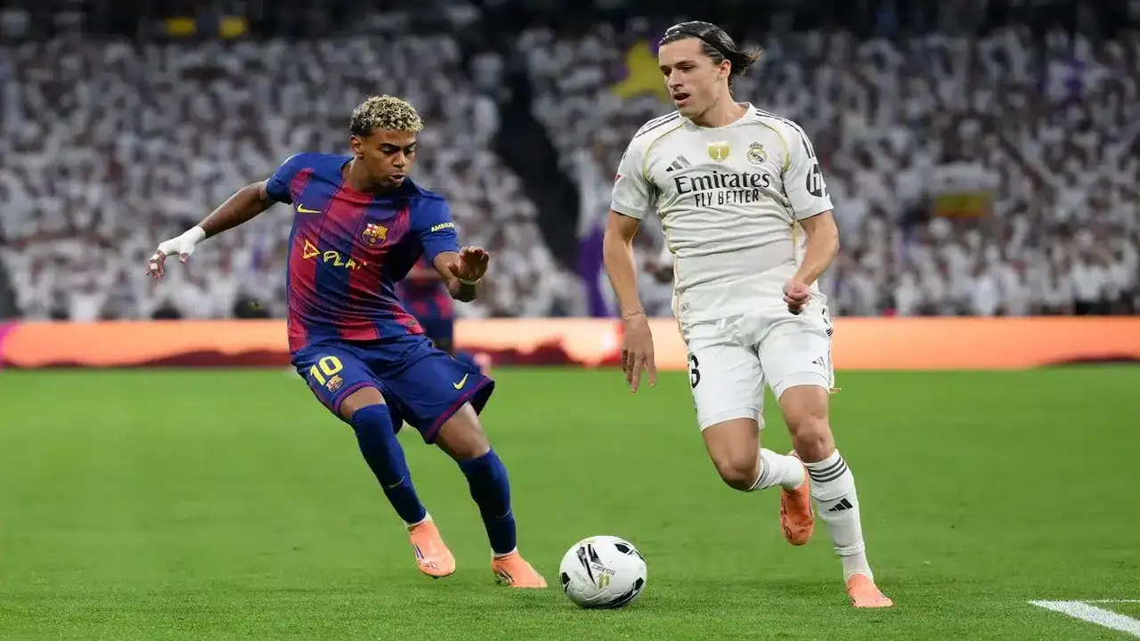 صراع العملاقين.. ريال مدريد يخطف صفقة هجومية من برشلونة بطلب خاص من فليك